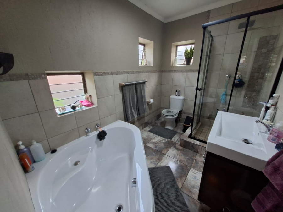 4 Bedroom Property for Sale in Waterval East North West